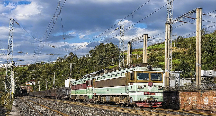 Successful deployment of a UHF RFID system in railway maintenance workshops for second-level inventory of tools and components, boosting maintenance efficiency by 40%.