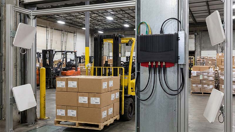 Forklift passing a reader portal scanning boxes with UHF RFID stickers